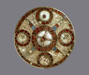 Broche à disque ornée, de la tombe 3 à Monkton, Kent, anglo-saxon